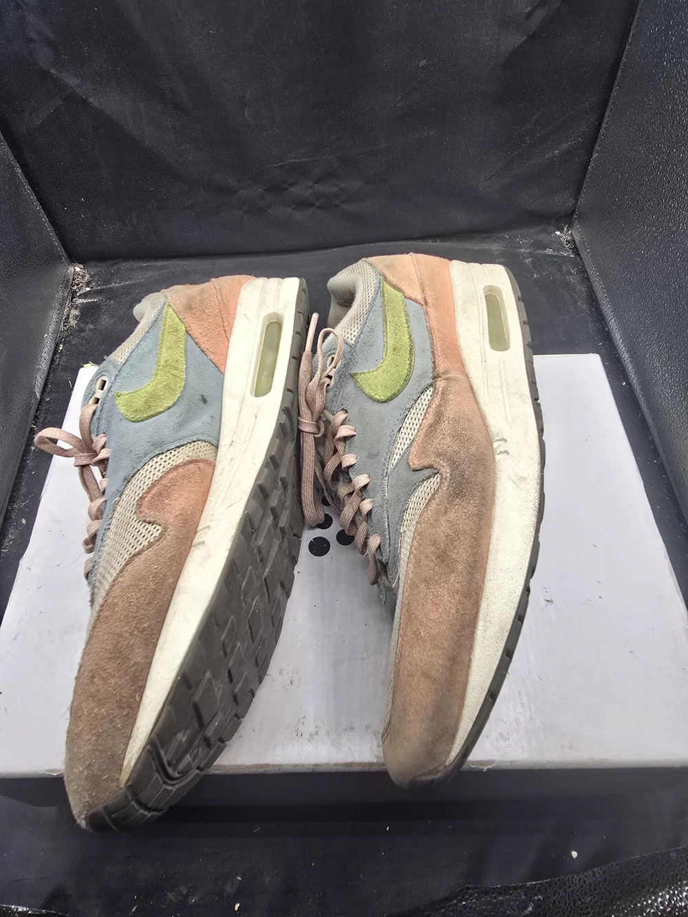 Nike Low-Top Sneakers in‎ Beige, Light Blue & Pink with Lime Swoosh